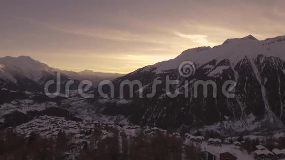 飞越雪山的无人机飞行视频的预览图