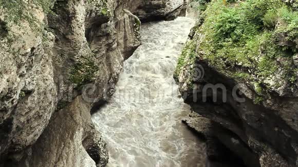 山岩间的山河视频的预览图