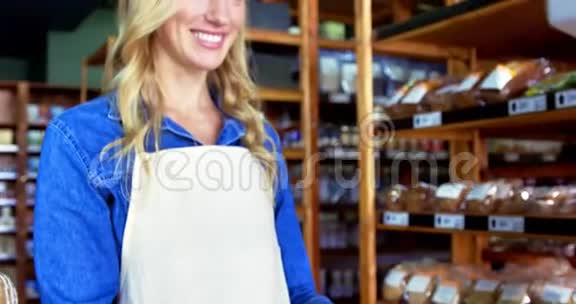 微笑的女员工站在超级市场视频的预览图