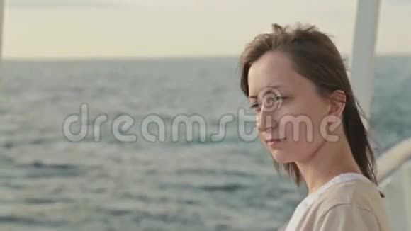 日出游船上的年轻女子视频的预览图