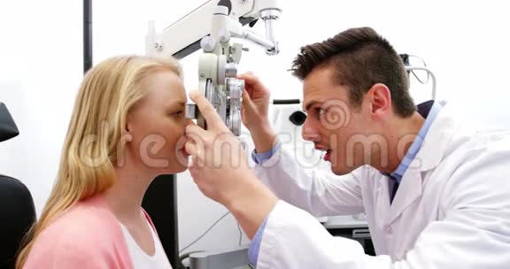 视光师在屈光度上检查女性患者视频的预览图