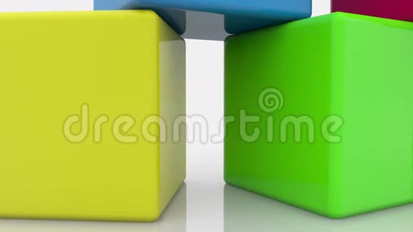 移动各种颜色的玩具立方体视频的预览图