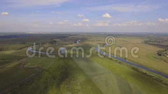 田野河流的景观空中观景台视频的预览图