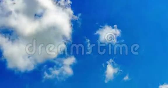 阳光明媚的夏日大片乌云视频的预览图