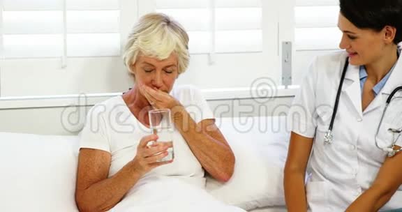 成熟的女人吃药视频的预览图