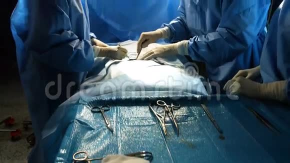 外科医生在手术室执行手术视频的预览图