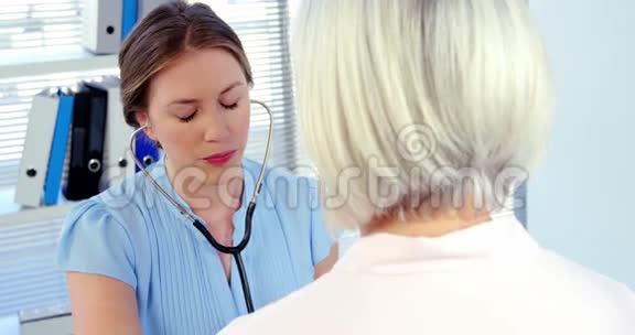 女医生检查病人视频的预览图