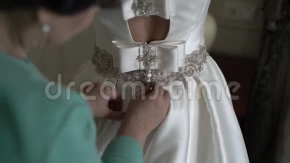 女人扣着婚纱视频的预览图