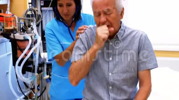 女医生检查病人视频的预览图
