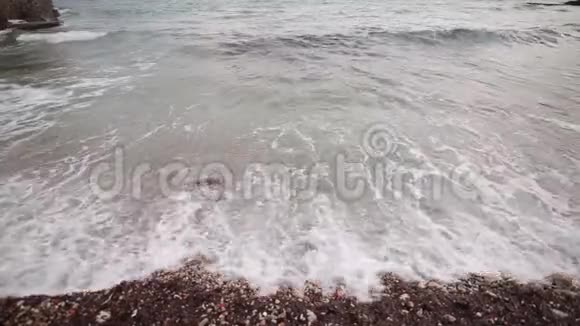 海滩上的卵石海岸的纹理亚得里亚海视频的预览图
