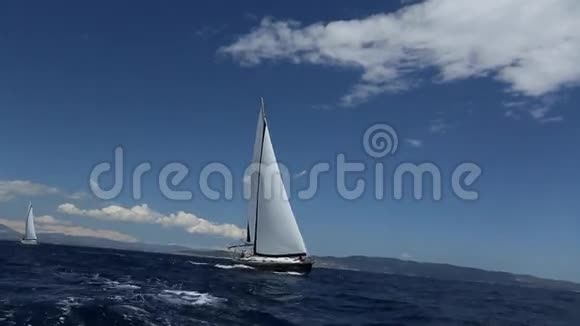 在希腊爱琴海的海浪中航行豪华游艇视频的预览图