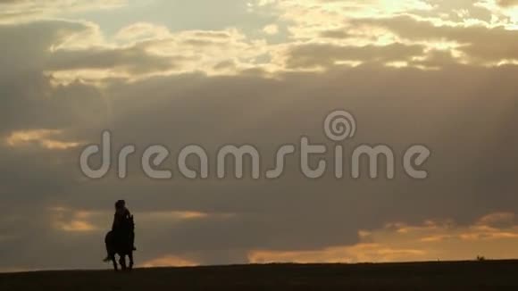 日落时骑马的女人视频的预览图
