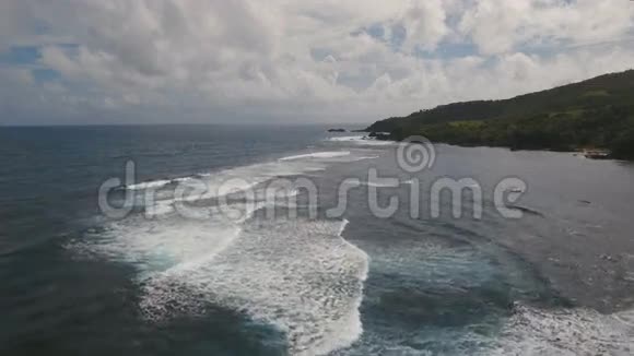 带有热带岛屿海滩岩石和波浪的海景菲律宾卡坦杜内斯视频的预览图