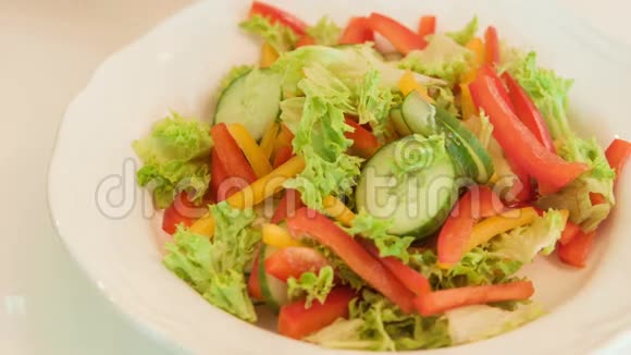 美味蔬菜沙拉视频的预览图