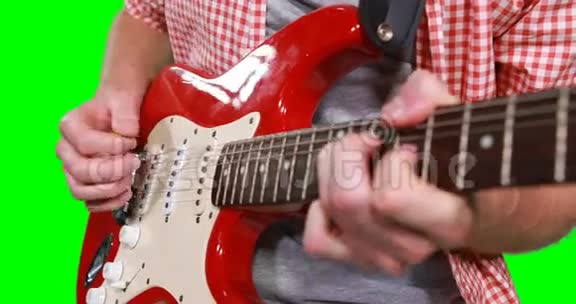 男音乐家弹吉他中段视频的预览图