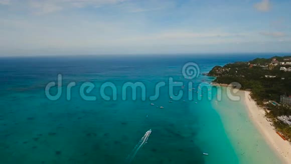 鸟瞰热带岛屿美丽的海滩菲律宾长滩岛视频的预览图