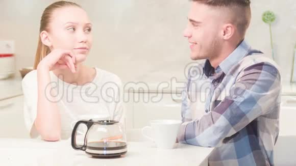 年轻夫妇喝茶视频的预览图
