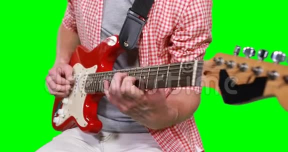 男音乐家弹吉他中段视频的预览图