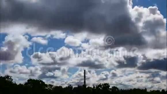 时间流逝的天空和移动的云电厂拉脱维亚4k视频的预览图