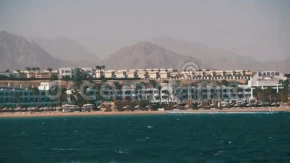 红海沿岸有海滩和酒店乘船游览埃及西奈半岛视频的预览图