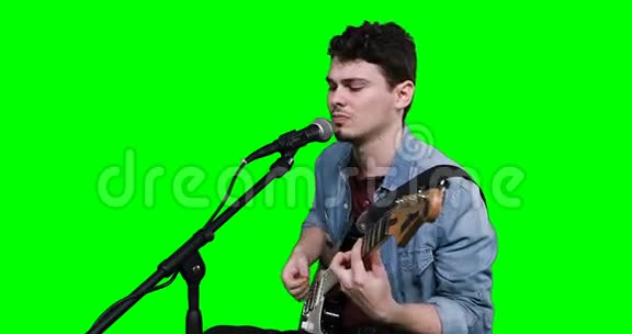 男音乐家一边弹吉他一边唱歌视频的预览图
