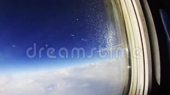 从云层上方的飞机窗口观看视频的预览图