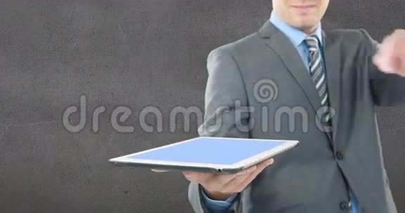商人使用数字平板电脑视频的预览图