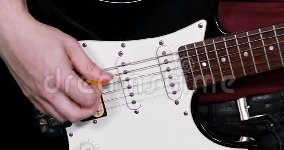 演奏吉他的男音乐家中段视频的预览图