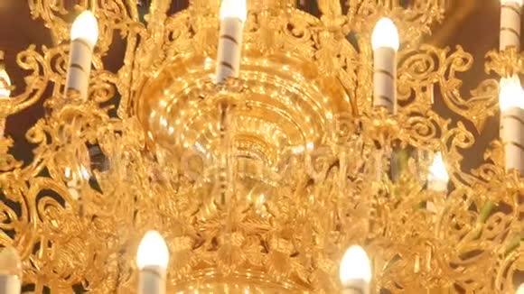 大教堂基督教教堂的大铜吊灯视频的预览图