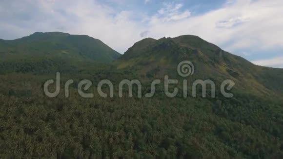 山区的热带森林菲律宾Camiguin岛视频的预览图