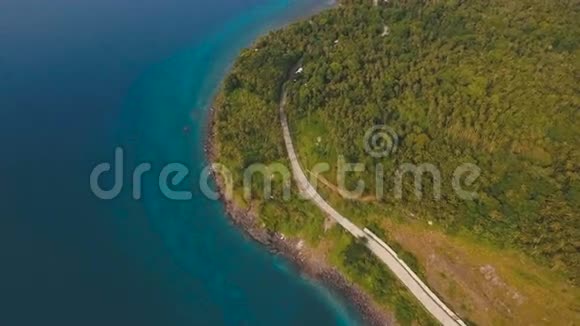 鸟瞰热带岛屿上美丽的海岸线菲律宾Camiguin岛视频的预览图