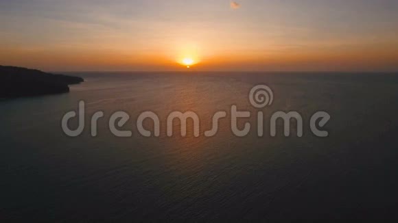 美丽的日落或海上日出鸟瞰菲律宾视频的预览图