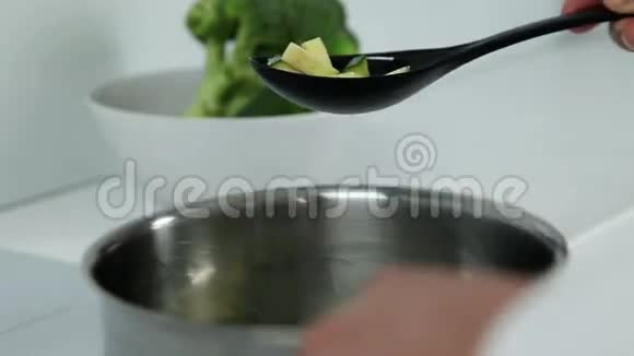 男人做饭健康视频的预览图