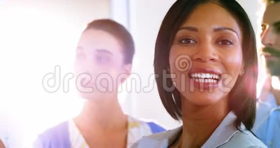 女企业高管对着镜头微笑的照片视频的预览图