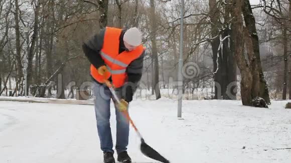 使用雪铲的工人视频的预览图