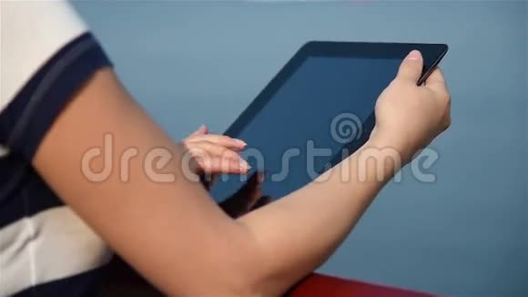 使用数字平板电脑的女孩视频的预览图