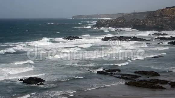 波在葡萄牙海洋视频的预览图