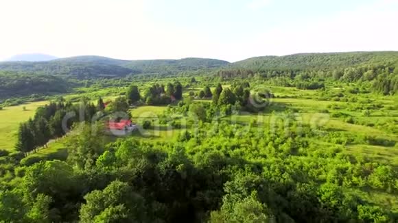 鸟瞰杰塞尼察河及克罗地亚地区利卡周边视频的预览图