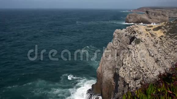 波在葡萄牙海洋视频的预览图