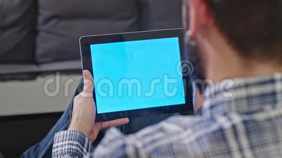 拿着蓝屏数字平板电脑的男人视频的预览图