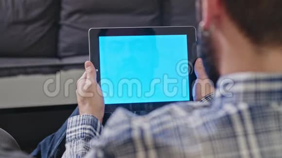 拿着蓝屏数字平板电脑的男人视频的预览图