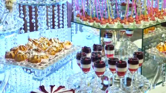 糖果吧婚礼糖果自助餐婚礼上美味的糖果吧视频的预览图