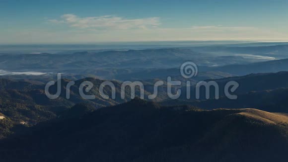 金秋在高加索山脉和阿迪盖亚的山坡上的自然公园大滩视频的预览图