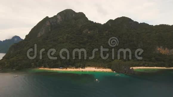 带船的热带海滩鸟瞰热带岛屿视频的预览图