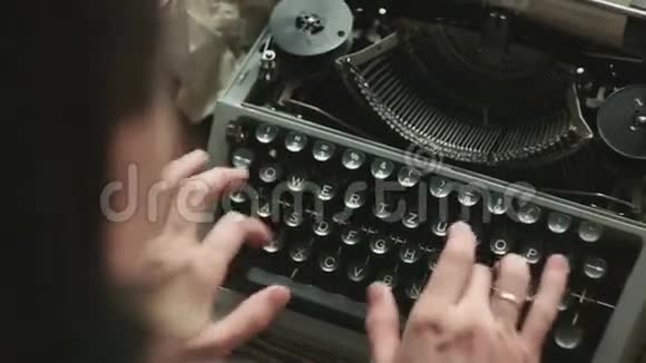 用旧打字机打字的人视频的预览图