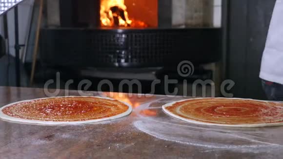 在厨房做饭把配料放在披萨上披萨的概念生产和运送粮食视频的预览图