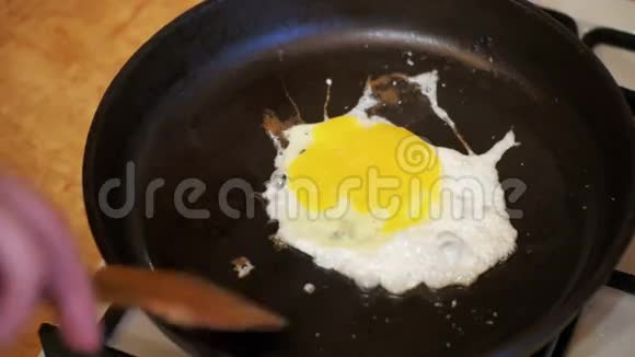 家庭厨房炒锅煮鸡蛋视频的预览图