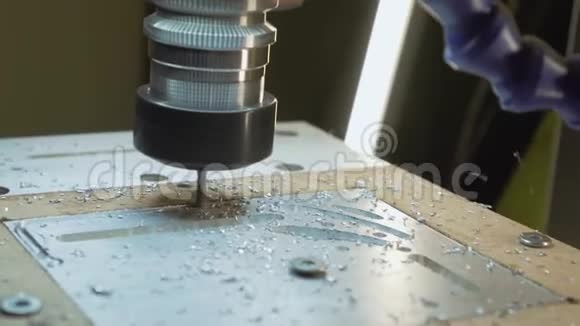 车间切割钣金重工业的现代工具危险的工作视频的预览图