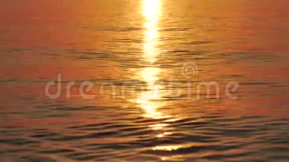 日出对海浪的反射土耳其视频的预览图