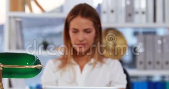 女商人晚上用笔记本电脑工作视频的预览图